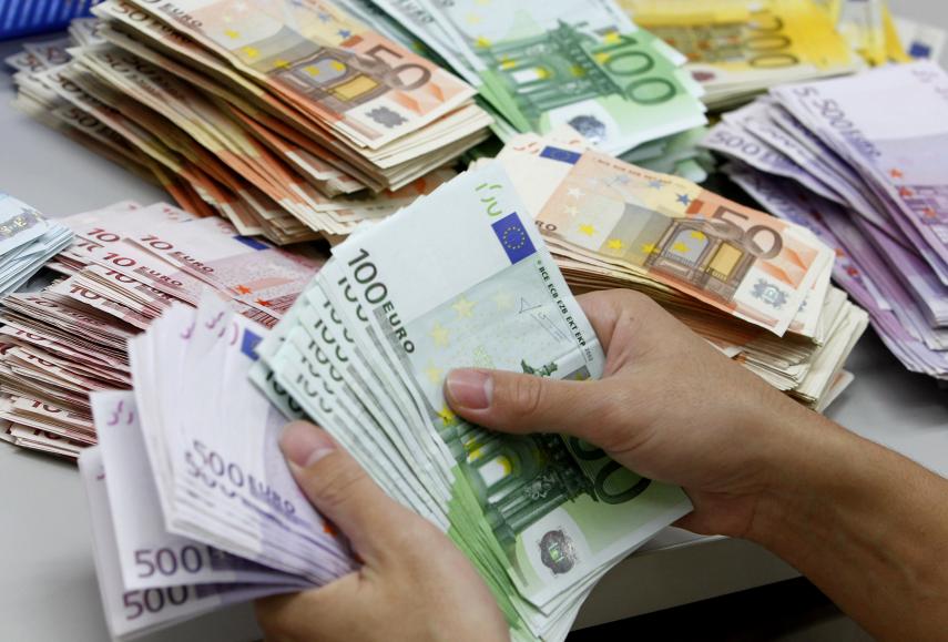 El endeudamiento de las corporaciones locales se situó en 22.000 millones, prácticamente igual que el mes anterior