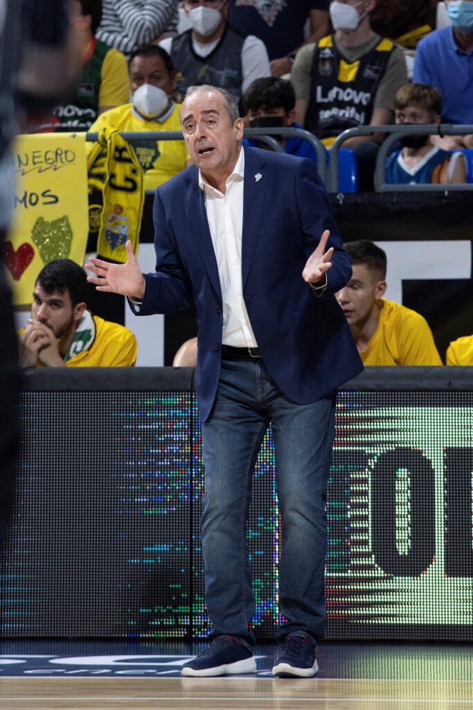 Shermadini se levantó en el cuarto periodo para darle aire a su equipo mientras Shurna se acercaba peligrosamente en el marcador