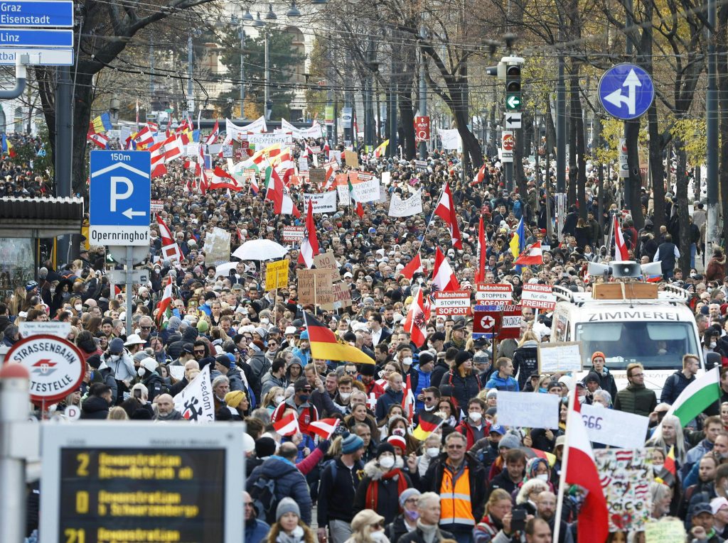 Miles de personas salen a la calle en Viena para protestar contra las nuevas medidas sanitarias