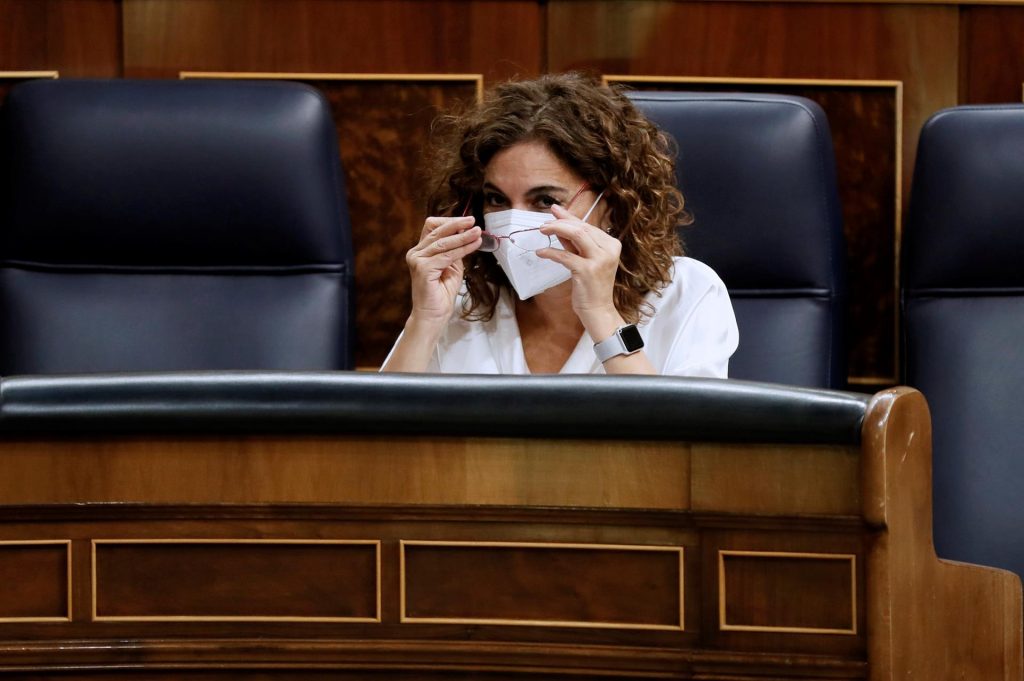 La ministra de Hacienda pide a los partidos que apoyen la reforma laboral