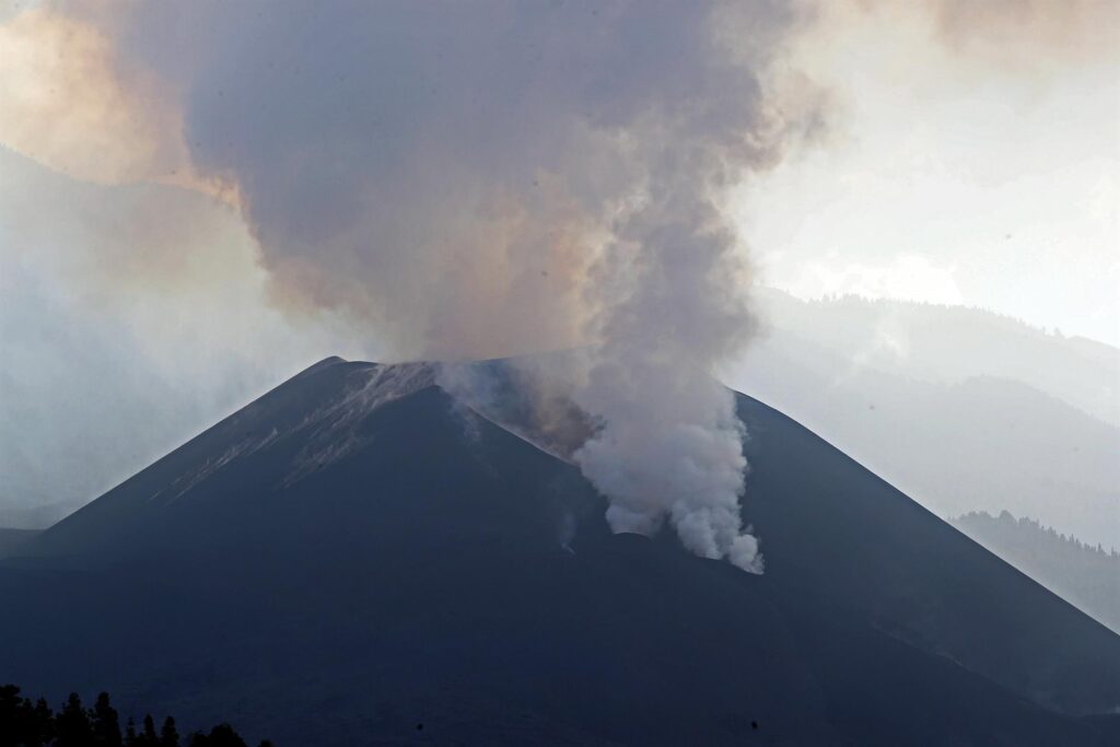 Repunta la emisión de SO2 y hay un "ligero aumento" del tremor volcánico