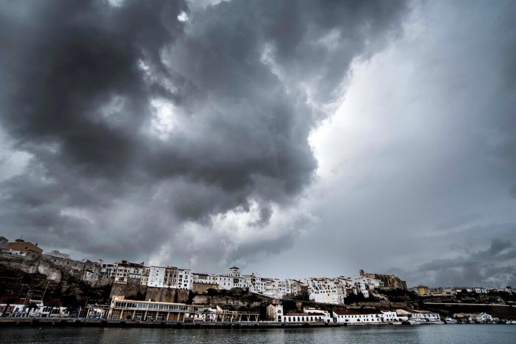 Frío, nevadas copiosas y lluvias intensas se apoderan de media España