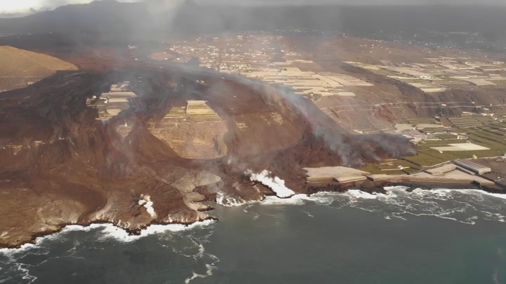 La lava llega al mar por un tercer punto, sobre la fajana del volcán San Juan