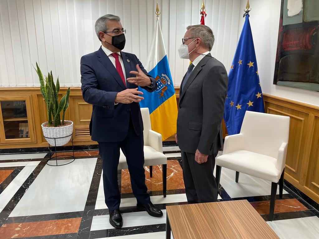Kazajistán se interesa por la posición estratégica de Canarias