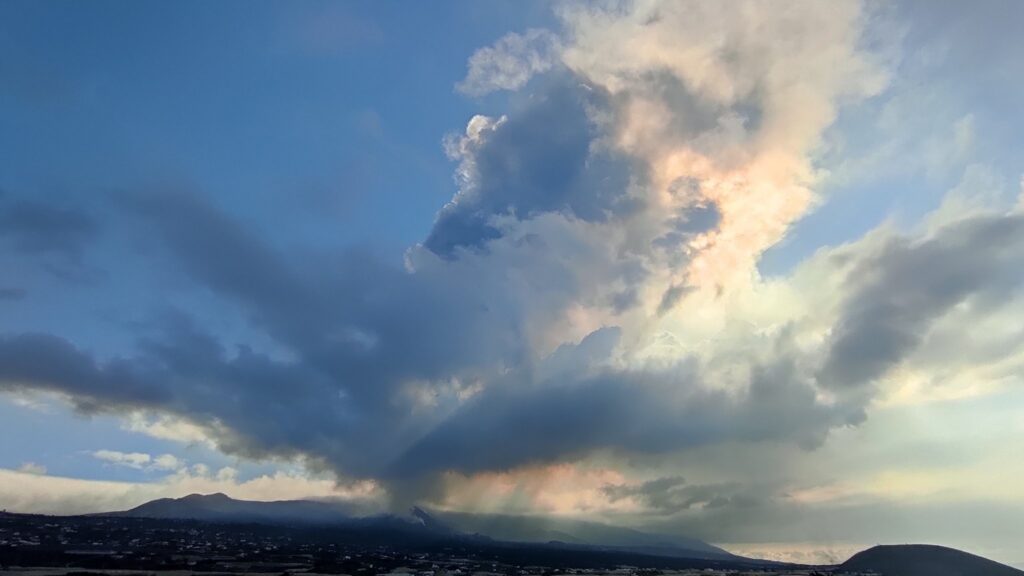 El volcán ha comenzado la mañana de este sábado una reactivación repentina. El IGN y el Pevolca ya invitaban a ser cautelosos