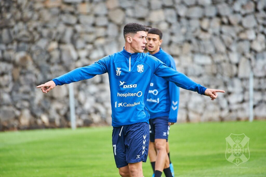 Ethyan González vio una roja sin haber disputado ningún minuto de juego por increparle al colegiado que el partido había sido "un robo"