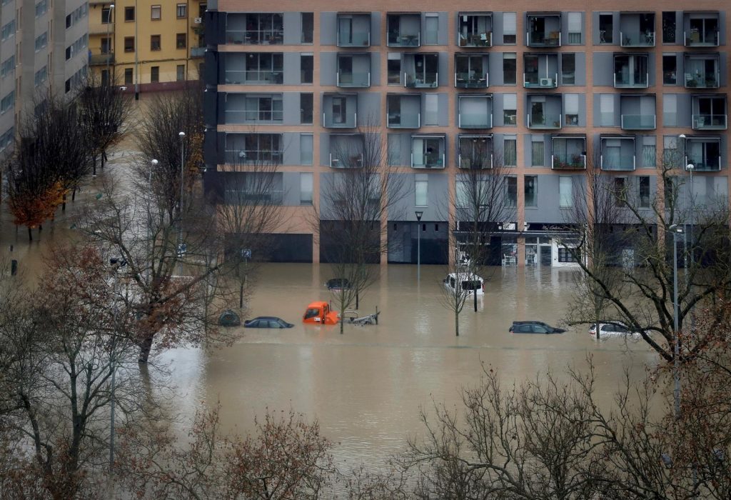 Las fuertes lluvias dejan un fallecido y graves inundaciones en Navarra