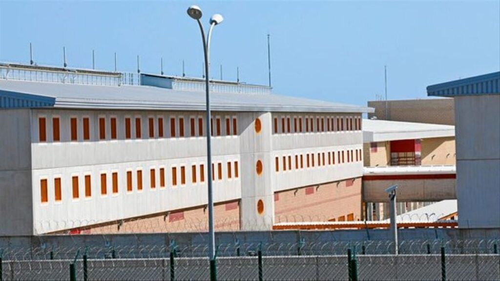 Dos internos de Las Palmas II heridos tras prender fuego a su celda
