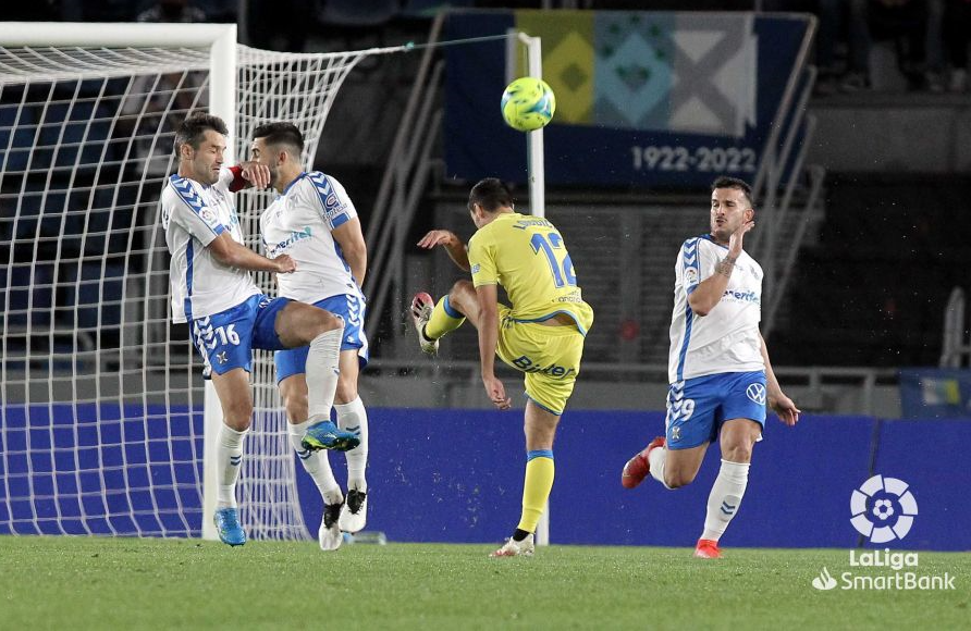 La UD Las Palmas gana el derbi frente al CD Tenerife (0-1)