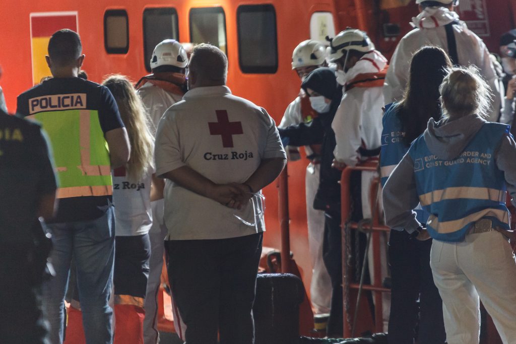 Las dos embarcaciones, con 63 personas a bordo, fueron localizadas en aguas próximas a la isla de Gran Canaria