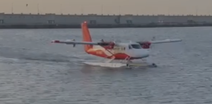 El hidroavión con pasajeros hace una prueba de amaraje en el puerto de Santa Cruz de Tenerife