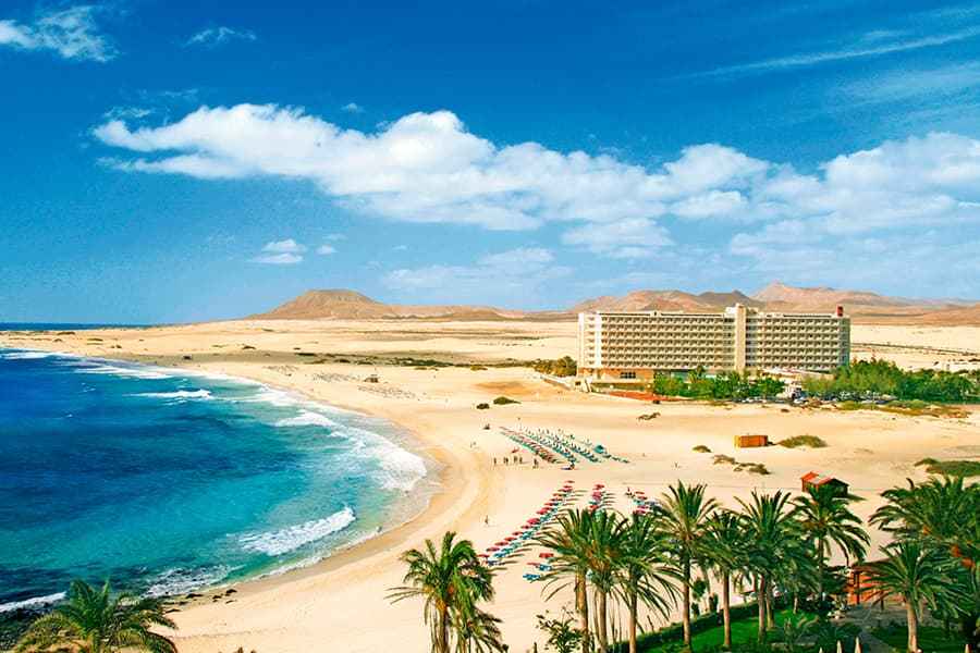 Hotel Oliva Beach en Corralejo. El Gobierno de Canarias dice que seguirá luchando por las competencias completas en Costas.