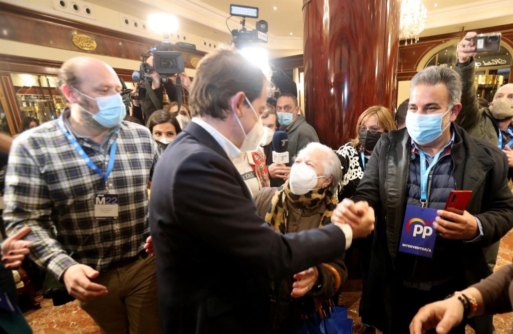 El PP gana en Castilla y León con 31 escaños, seguido de PSOE (28) y Vox (13)