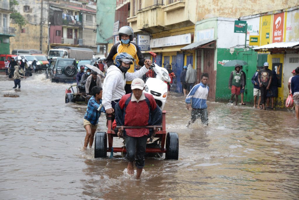 El ciclón 'Batsirai' deja al menos una veintena de fallecidos y miles de desalojados a su paso por Madagascar
