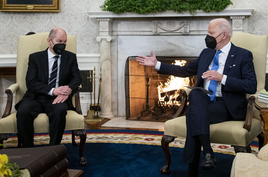 El presidente estadounidense, Joe Biden, ha afirmado este lunes que "sería inteligente" para los ciudadanos estadounidenses abandonar Ucrania ante una posible invasión rusa.