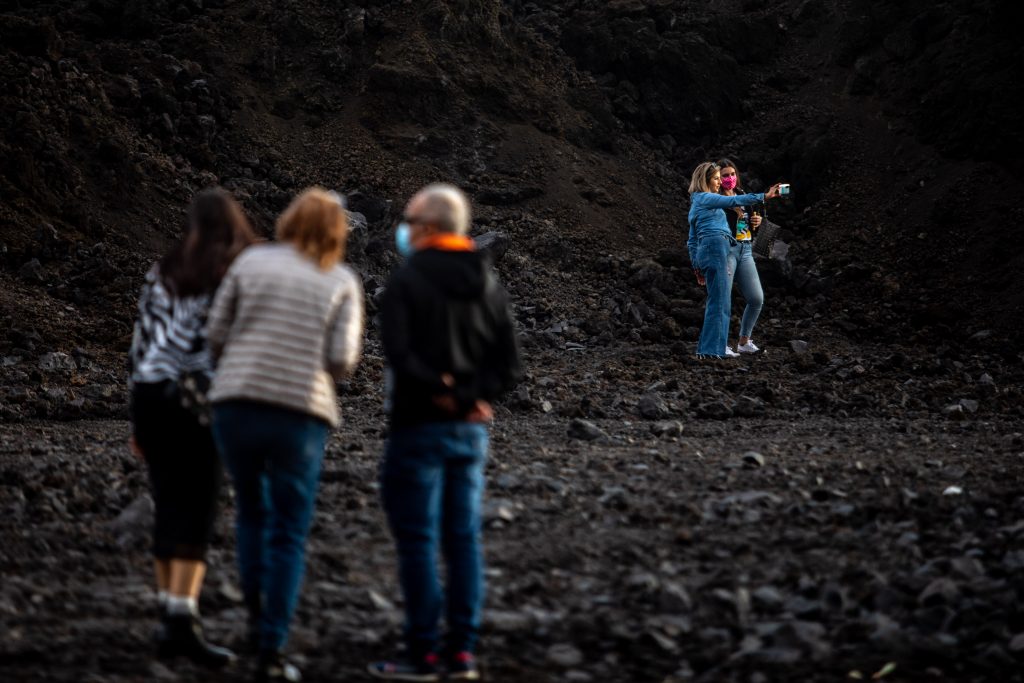 El Cabildo de La Palma diseña un sendero para contemplar el cono del volcán