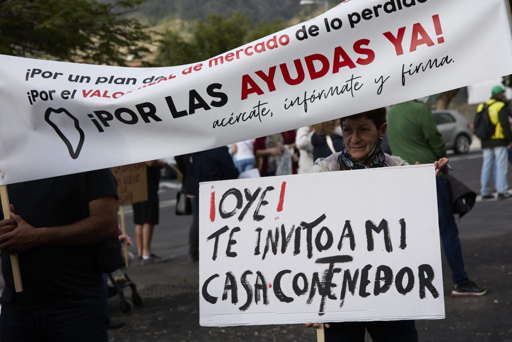 Afectados por el volcán de La Palma se manifiestan para exigir que las ayudas lleguen cuanto antes