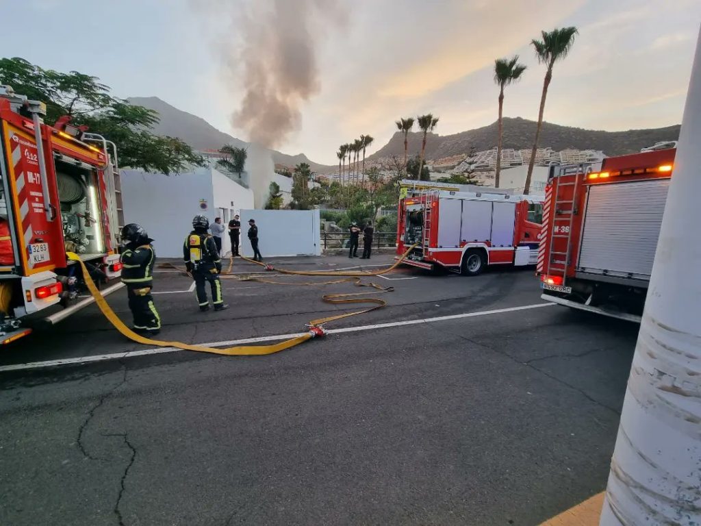 Según informan los Bomberos de Tenerife en su cuenta de Twitter, se ha producido un incendio en el municipio tinerfeño de Adeje este sábado, que se ha saldado con una persona fallecida.