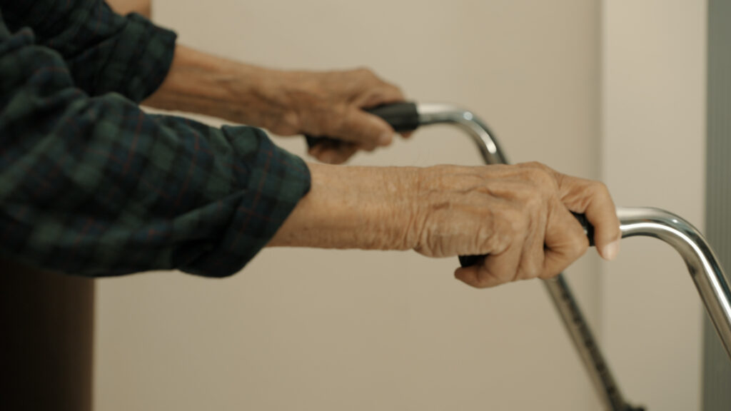 Los retos de una sociedad cada vez más necesitada de cuidados, en ‘Informe Trópico’