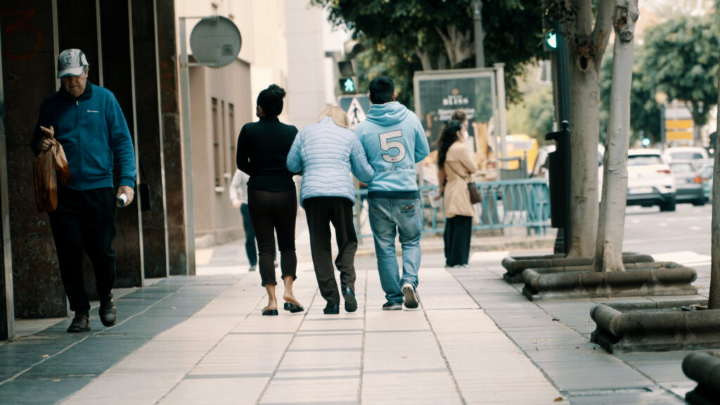 Los retos de una sociedad cada vez más necesitada de cuidados, en ‘Informe Trópico’