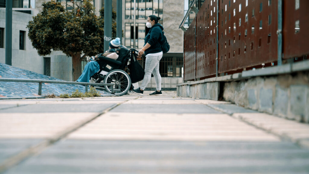 Los retos de una sociedad cada vez más necesitada de cuidados, en ‘Informe Trópico’