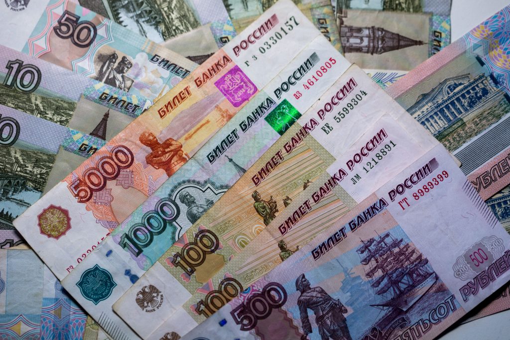 Rusia reconoce que su economía está "bajo gran presión" por las sanciones y dice que responderá "con dureza"