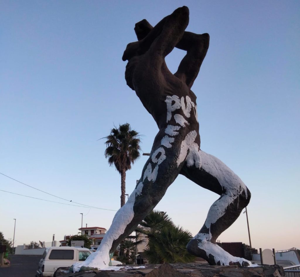 La escultura del mencey Bentor, en Los Realejos, amanece con pintadas