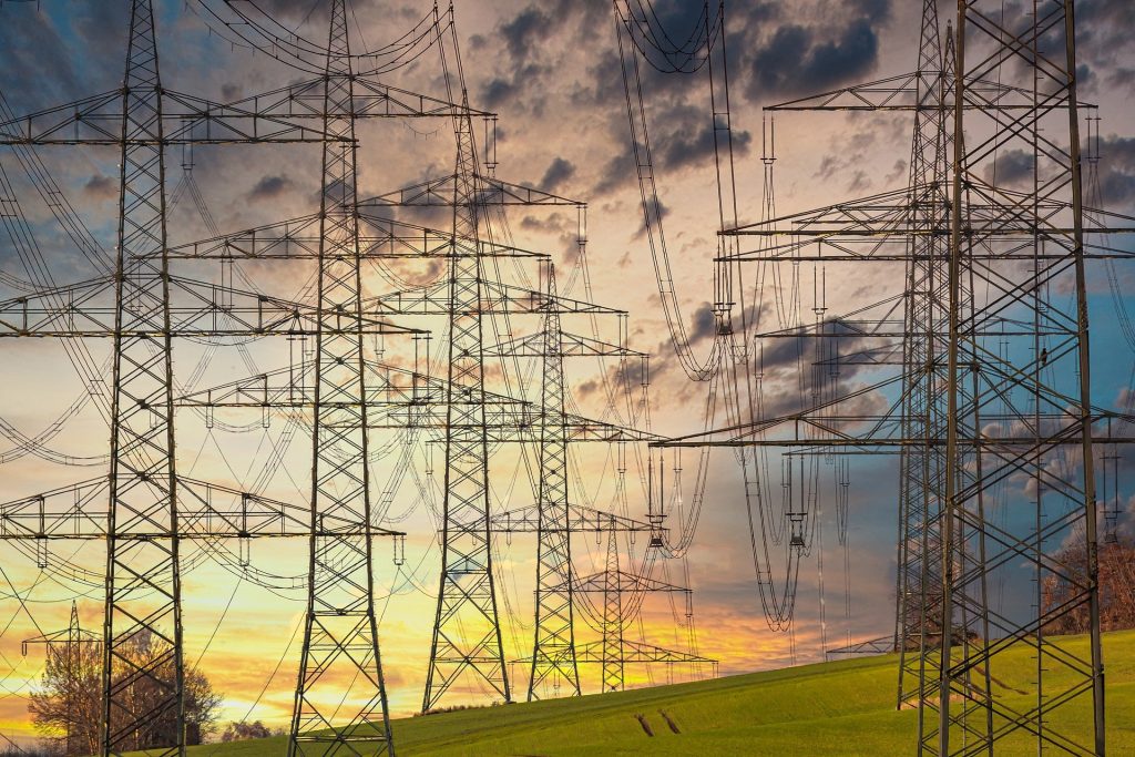 El precio de la luz baja pero se mantiene sobre los 200 euros MW/h