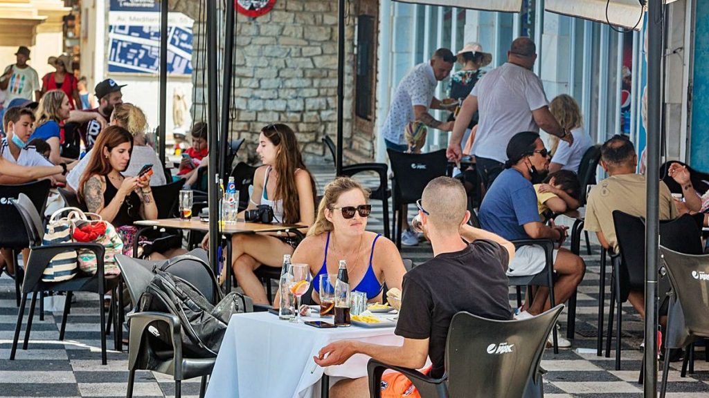 Canarias recupera la normalidad con el fin de los aforos y los horarios