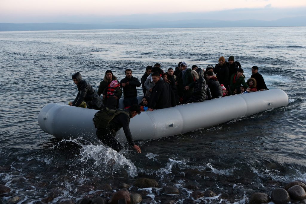 Grecia rescata a más de cien migrantes de una embarcación en el mar Egeo