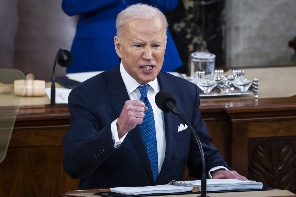 Biden prohíbe la importación de una serie de productos rusos