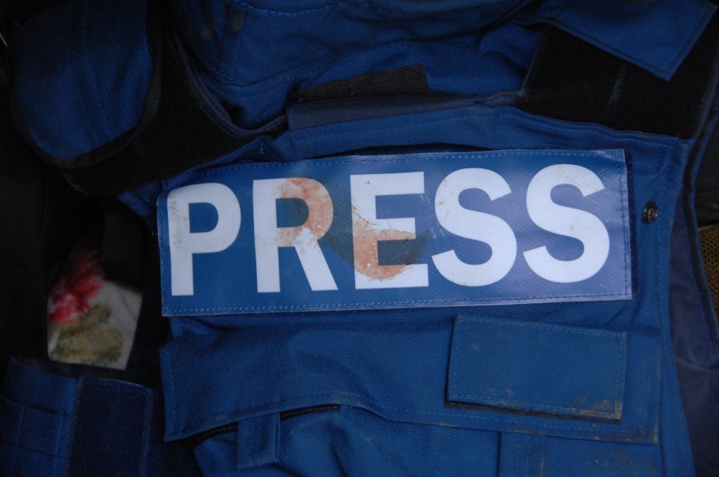 Un equipo de Sky News fue tiroteado pese a identificarse como prensa