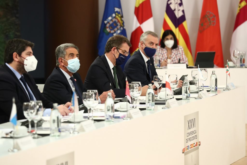 Feijóo insiste en la bajada de impuestos y pide "recursos extra" para la atención a los refugiados