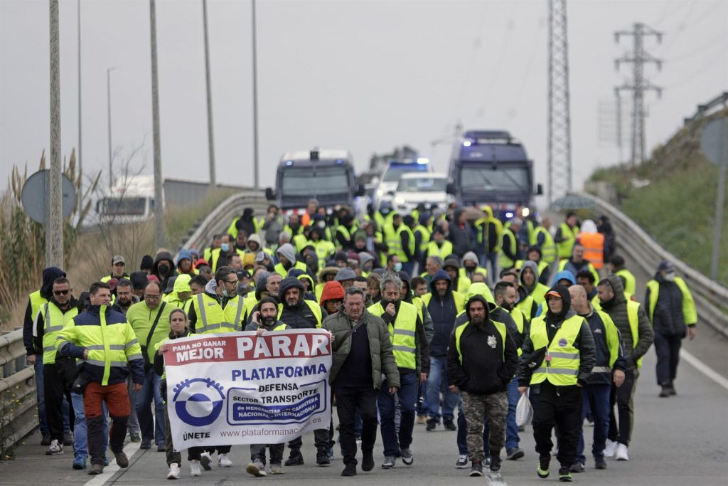 Los transportistas mantienen los paros pese al acuerdo