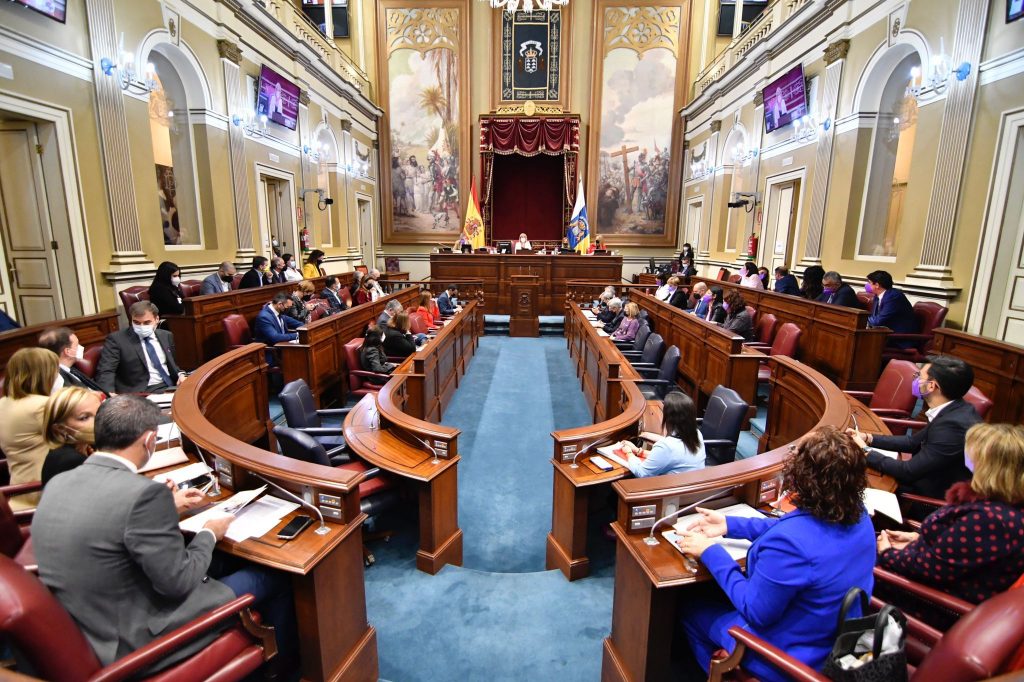 El Parlamento canario insta a continuar luchando por la igualdad