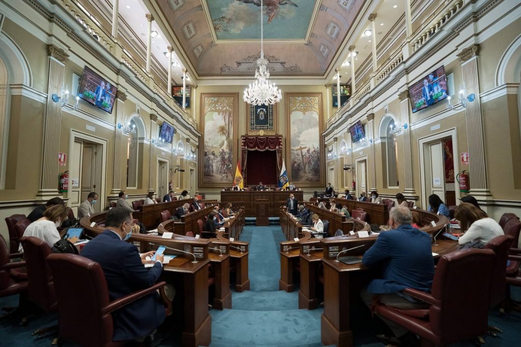 El Parlamento canario pide incluir a los afectados por desahucio en programas de vivienda social
