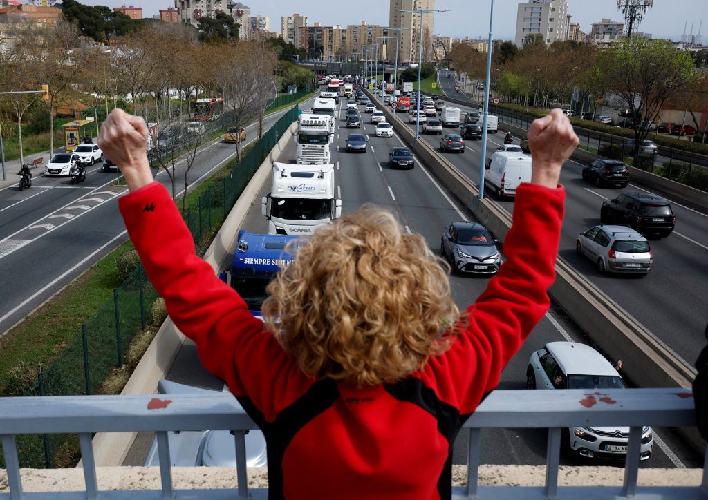 La ministra se reune este viernes con transportistas convocantes del paro