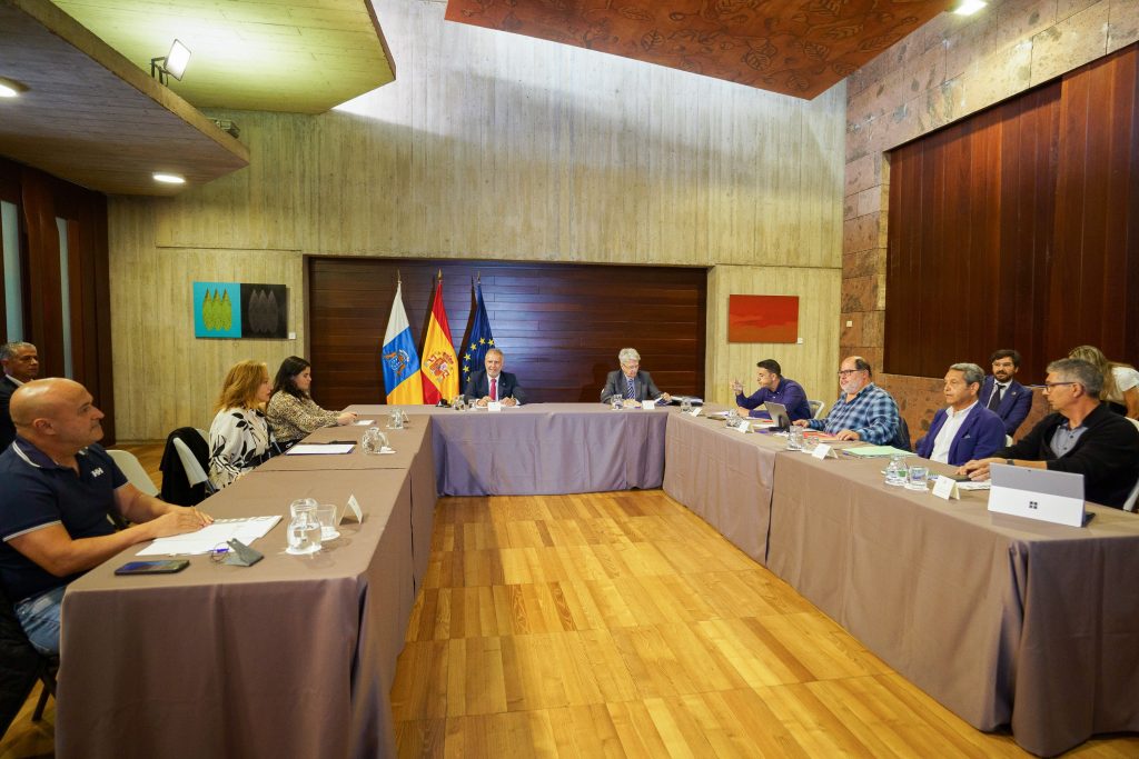 Gobierno, Fecai, Fecam y sindicatos acuerdan gestionar coordinadamente la estabilización de interinos y temporales