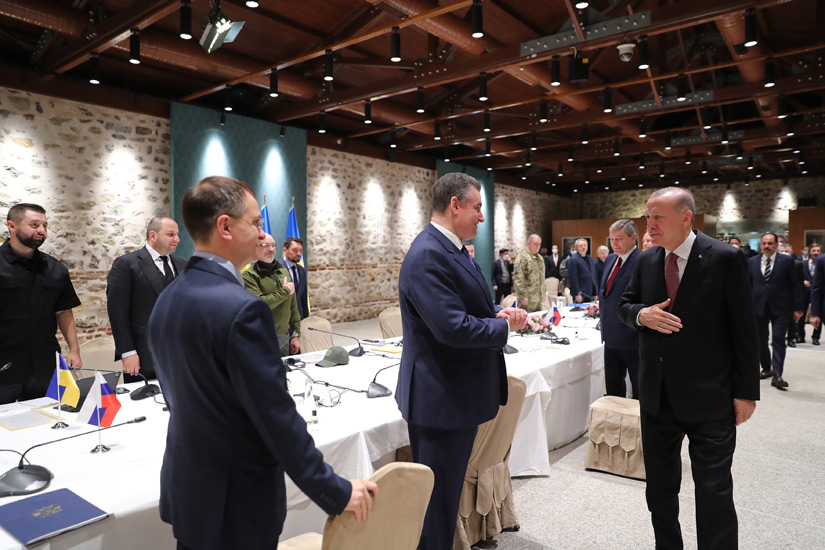 Lavrov ve "avances" en las conversaciones con Kiev y confirma que Moscú ultima su respuesta