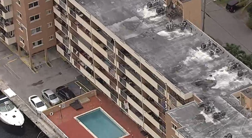 Evacúan un edificio residencial de Miami ante el riesgo de derrumbe