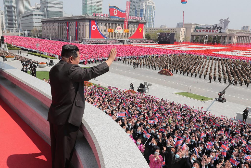 Corea del Norte conmemora el aniversario de su fundador con un multitudinario desfile civil