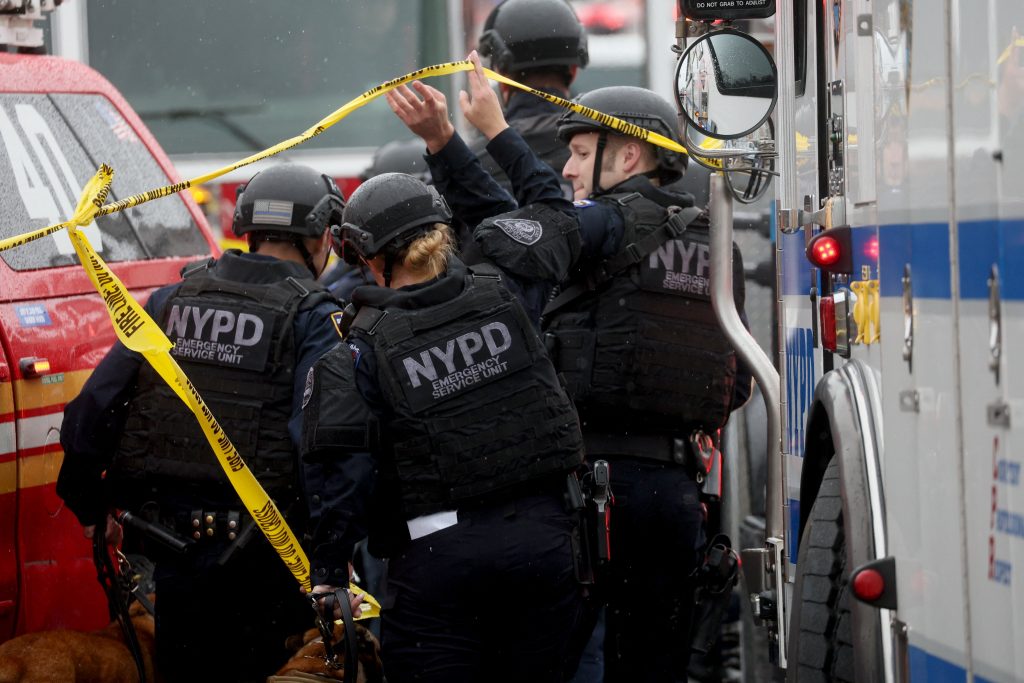 Al menos cinco heridos de bala en un tiroteo en el metro de Nueva York