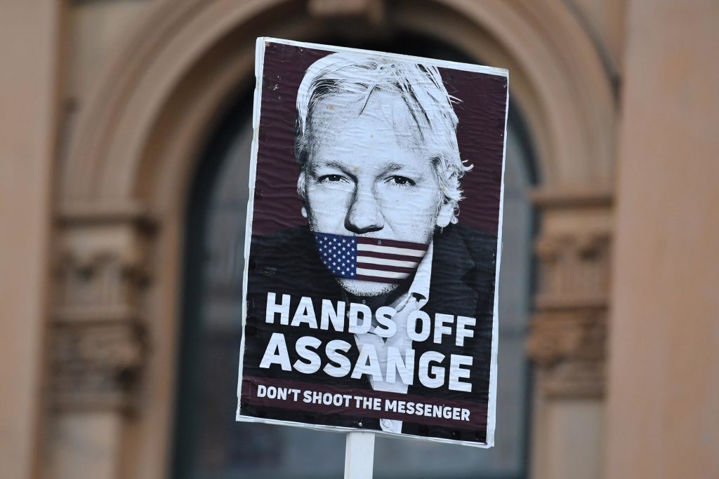 La justicia británica aprueba la orden de extradición de Assange a EEUU