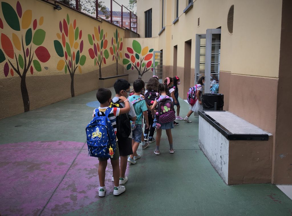 La mascarilla deja de ser obligatoria en los colegios de Canarias