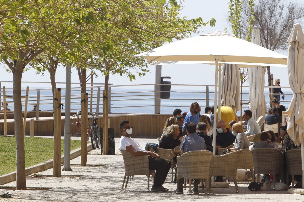 España entra en la Semana Santa con la única restricción autonómica del pasaporte covid en Galicia
