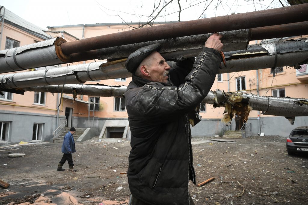 Un hombre repara las tuberías dañadas durante el reciente bombardeo, en Donetsk, República Popular de Donetsk.