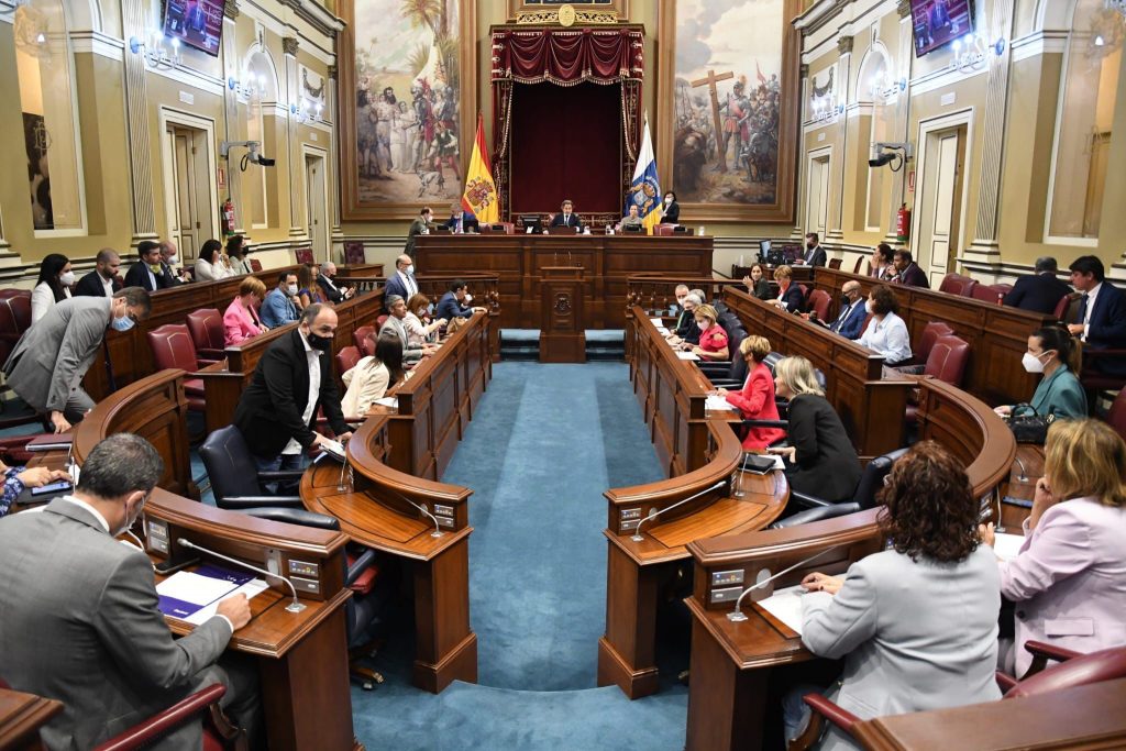 El pleno del Parlamento aprueba por unanimidad la nueva ley electoral canaria
