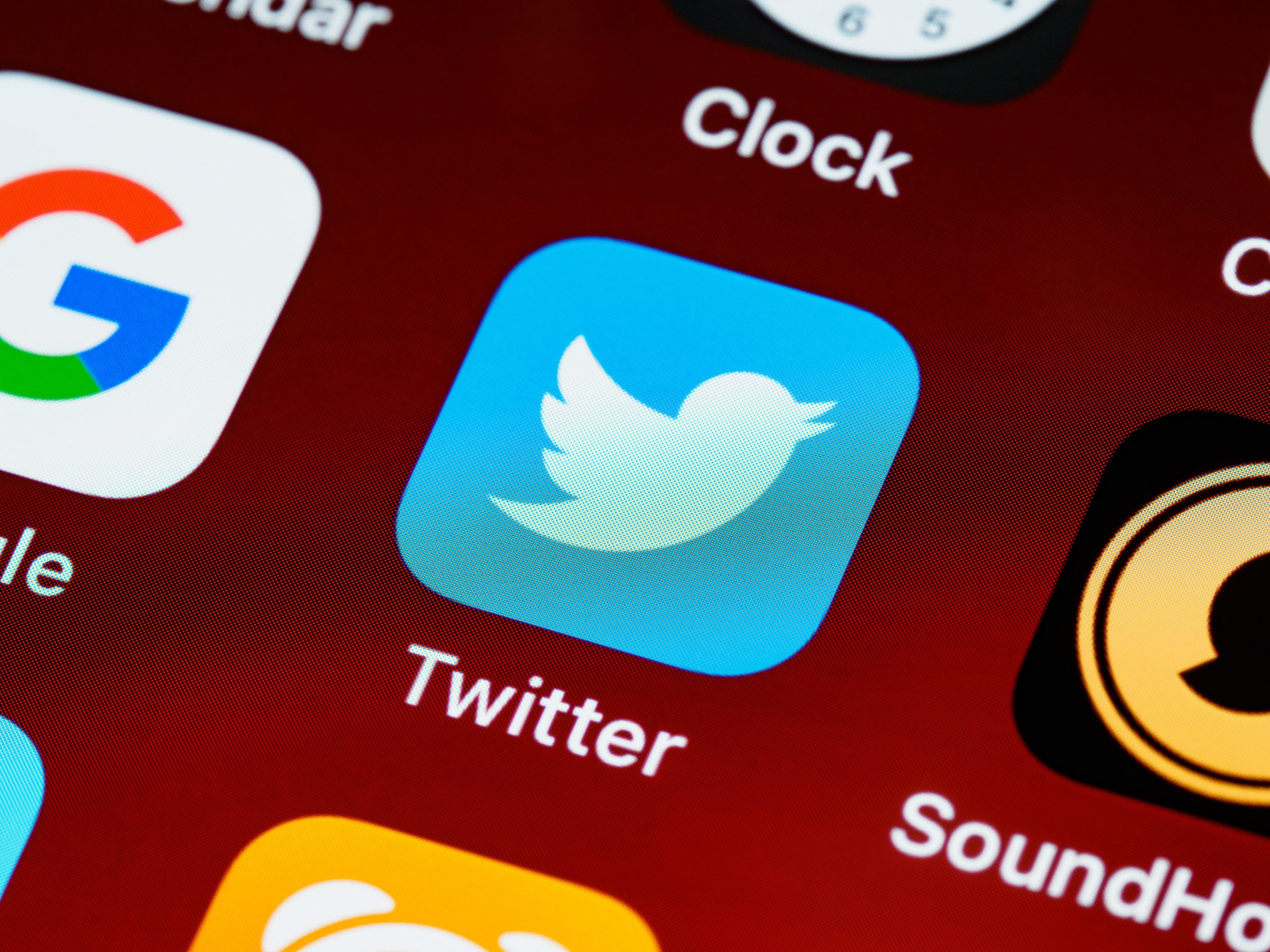 El dueño de Tesla y SpaceX comprará la red social para garantizar la existencia de una "democracia funcional" en la que Twitter sea "la plaza del pueblo digital"