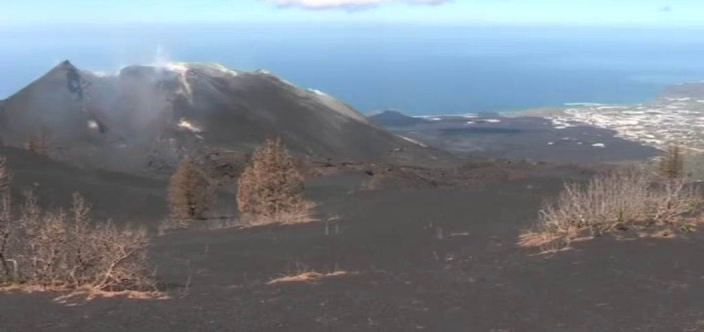 Vecinos de La Palma acceden en primicia a una visita guiada por las inmediaciones del volcán. A partir de domingo podrán acceder los turistas