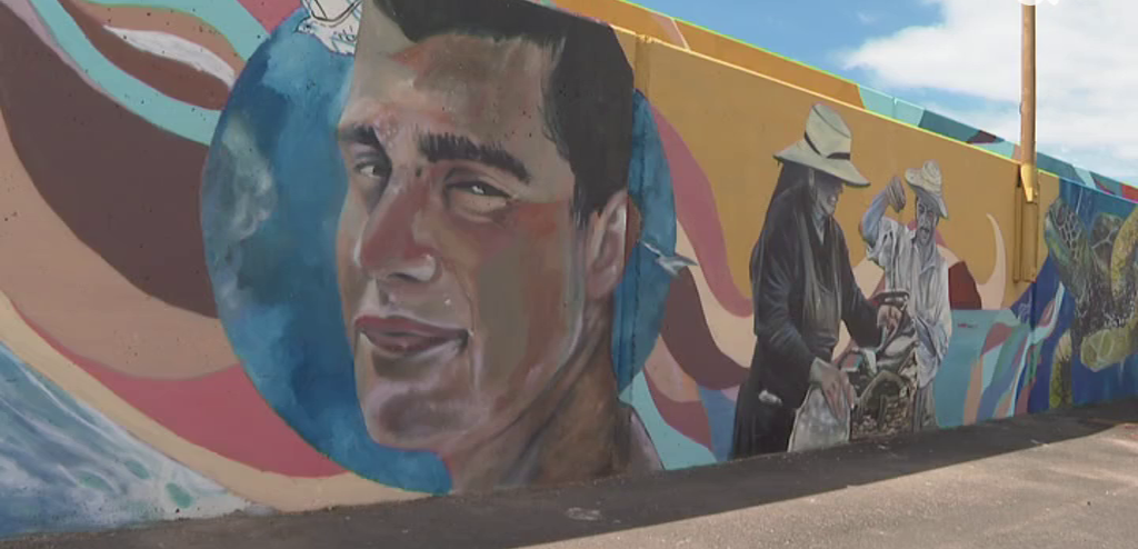 Una obra de arte de 80 metros homenajea a los vecinos del barrio marinero de Los Abrigos, en Tenerife. El objetivo es representar "la historia viva" del pueblo